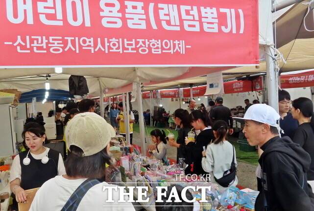 어린이들이 공주 백제문화제에서 용품뽑기에 열중하고 있다. /김형중 기자