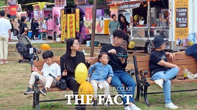 한 가족 관람객이 휴식을 취하고 있다. /김형중 기자