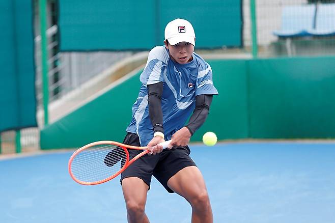 ITF 이덕희배 8강에서 백핸드를 구사하는 조민혁