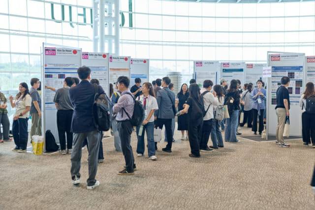 2025 KSMCB 국제학술대회가 성황리에 개최됐다. 사진은 포스터 전시 현장.(사진=KSMCB)