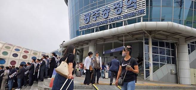 민족 최대 명절 추석 연휴가 본격적으로 시작된 4일 오전 광주 광산구 광주송정역에 귀성객들이 발걸음을 옮기고 있다. 민찬기 기자