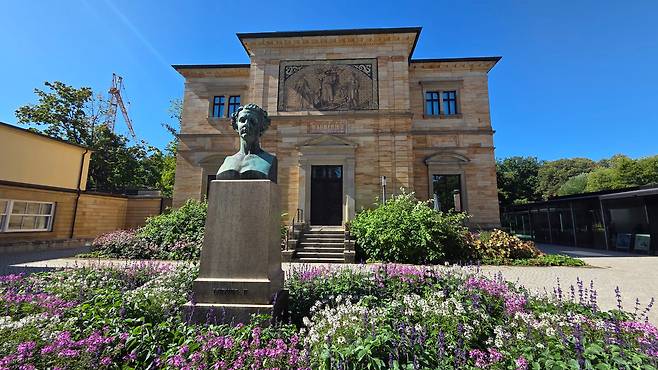 바이로이트 시내에 있는 바그너 저택 '반프리트'.  앞 조각은 바그너 저택을 짓는 경비를 지원한 바이에른 왕국 루트비히 2세. 바이로이트 축제를 지원한 청년 군주였다./김기철 제공