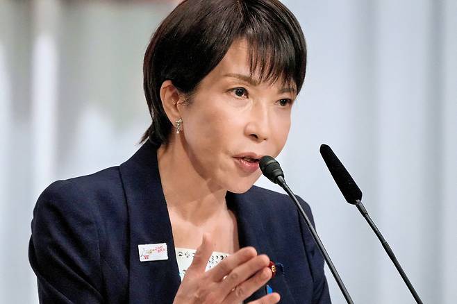 4일 일본 자민당 총재로 선출된 다카이치 사나에가 지난  9월 23일 일본 도쿄 자민당 본부에서 열린 자민당 총재 선거 후보자 공동 기자회견에서 답변하고 있다./로이터 연합뉴스