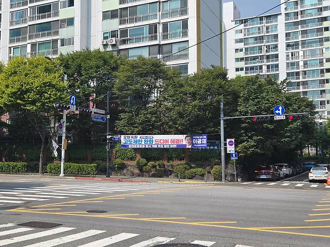 성남시 분당구 야탑동과 이매동 사이 사거리에 국방부의 서울공항 인근 비행안전구역 변경에 따라 고도제한 완화가 이뤄진 것을 환영하는 현수막이 걸려있다. /김유진 기자