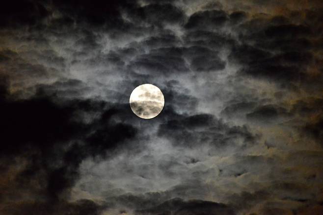 구름 사이로 비친 보름달./뉴스1