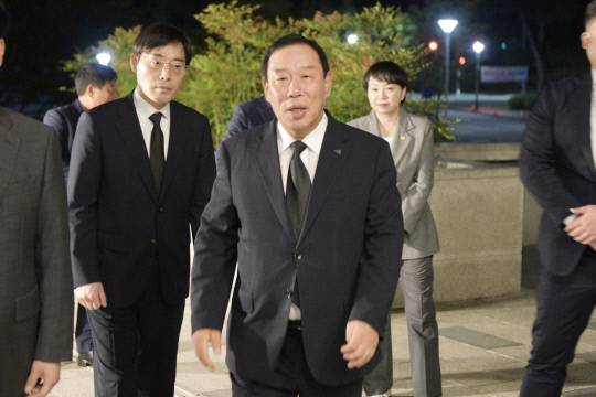 최민호 세종시장이 4일 오후 세종시 한 장례식장에 마련된 국가전산망 장애 업무를 담당하다가 극단적인 선택을 한 행정안전부 공무원의 빈소를 찾았다. 세종시 제공