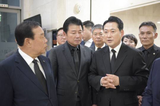 장동혁 국민의힘 대표와 최민호 세종시장, 이준배 국민의힘 세종시당 위원장 등이 4일 세종시의 한 장례식장에 마련된 국가전산망 장애 업무를 담당하다가 극단적인 선택을 한 행정안전부 공무원의 빈소를 찾았다. 세종시 제공