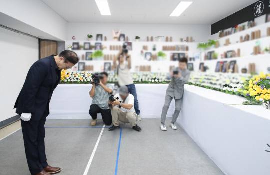 김윤덕 국토교통부 장관 무안국제공항 분향소 방문. 국토부 제공