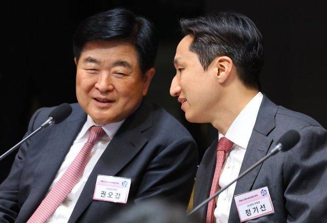 권오갑 HD현대 회장과 정기선 HD현대 수석 부회장이 지난해 6월 경기 성남시 HD현대 아산홀에서 열린 '2024저출산고령사회위원회' 회의에 앞서 대화를 나누고 있다.ⓒ대통령실통신사진기자단