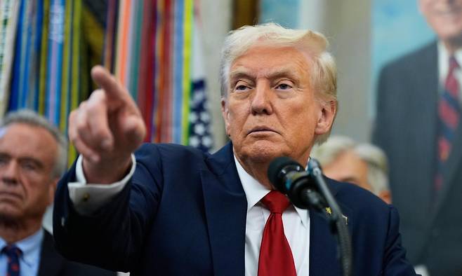 도널드 트럼프 미국 대통령이 지난달 30일(현지 시간) 백악관 집무실인 오벌 오피스에서 질문할 취재진을 지목하고 있다. 트럼프 대통령이 경북 경주 APEC 정상회의 전 한미, 미중 정상회담 등만 소화하고 당초 예상보다 짧은 일정으로 방한할 가능성이 점쳐지면서 한반도 외교 무대에도 변화가 일 것으로 전망된다. 워싱턴=AP 뉴시스