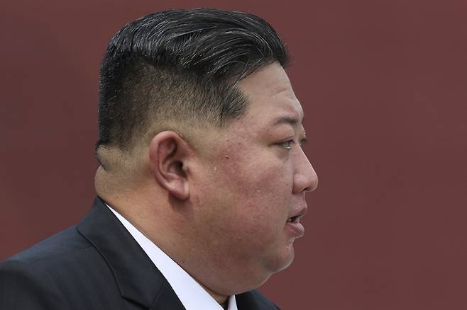 김정은 북한 국무위원장이 3일(현지 시간) 중국 베이징 톈안먼 광장에서 열린 ‘중국 인민 항일 전쟁 및 세계 반파시스트 전쟁 승리(전승절)’ 80주년 기념 열병식에 참석하고 있다. 2025.09.03. 베이징=AP/뉴시스