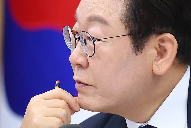 이재명 대통령이 16일 세종시 정부세종청사에서 열린 제42회 국무회의에서 참석자 발언을 경청하고 있다. (대통령실통신사진기자단) 2025.09.16.