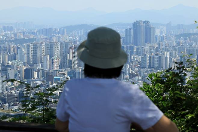 서울 남산을 찾은 시민이 도심 아파트단지 등을 바라보고 있다. 뉴스1