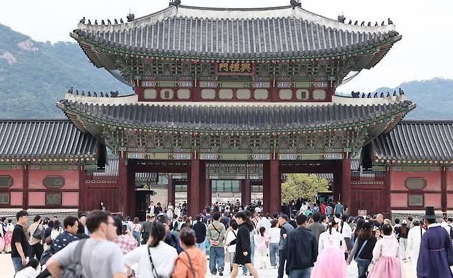 3일 추석 연휴 첫날을 맞아 서울 종로구 경복궁이 관람객 발길로 붐비고 있다.  뉴스1