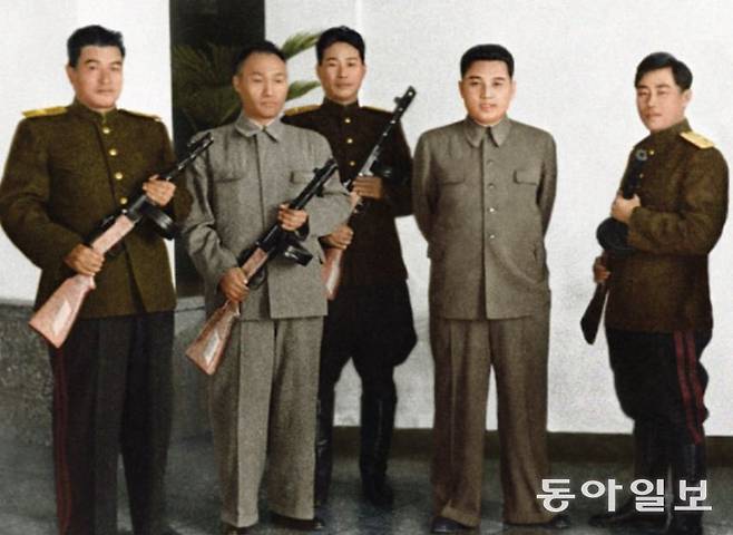 북한은 숙청된 박일우, 무정을 지운 사진을 공개하고 있다. 동아일보 DB