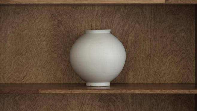 갤러리 코엔에 전시돼 있는 달항아리의 모습. 갤러리 코엔 제공