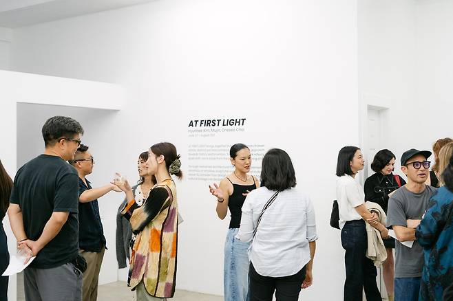 스튜디오 코의 전시 공간 갤러리 코엔을 둘러보는 사람들. 갤러리 코엔 제공