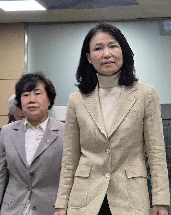 이진숙 전 방송통신위원장이 4일 오후 서울 영등포경찰서에서 석방돼 귀가하고 있다. 이날 체포적부심사 심문을 진행한 법원은 이 전 위원장의 청구를 인용했다. 2025.10.4/뉴스1