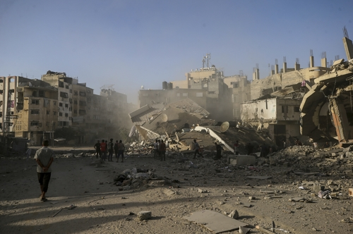 3일(현지시간) 가자시티에서 공습 후 연기가 피어오르는 모습.[EPA=연합뉴스]