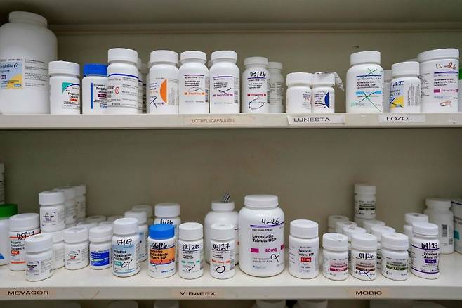 지난 5월 12일 미국 캘리포니아주 로스앤젤레스의 한 약국 선반에 약품들이 진열돼 있다.AFP연합뉴스