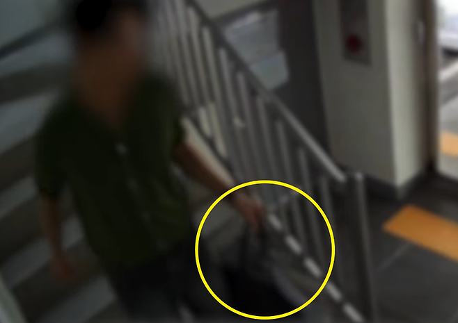 지난 6월 서울의 한 주택가에서 부동산 중개인과 함께 집을 본 A씨가 20분 뒤 다시 해당 집을 찾아 침입한 뒤 385만원 상당의 금품과 카드를 훔쳐 달아나고 있다./사진=유튜브 '대한민국 경찰청' 캡처