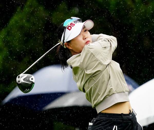2025년 한국여자프로골프(KLPGA) 투어 '변형 스테이블포드 방식'의 동부건설·한국토지신탁 챔피언십 우승 경쟁에 뛰어든 홍진영2 프로가 3라운드에서 경기하는 모습이다. 사진제공=KLPGA (사진을 무단으로 사용하지 마십시오.)