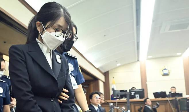 도이치모터스 주가조작 혐의와 통일교 금품수수 의혹 등으로 구속기소된 김건희 여사의 첫 재판이 지난달 24일 오후에 열렸다. 사진공동취재단