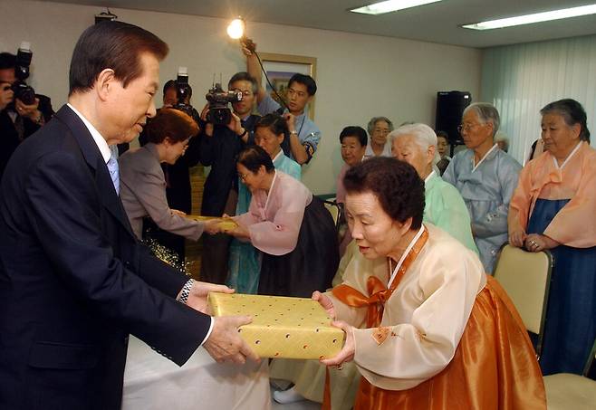 김대중 전 대통령 부부가 2002년 9월17일 서울 강서구 화곡동 천사요양원을 찾아 추석 선물을 전달할 때의 모습. 연합뉴스