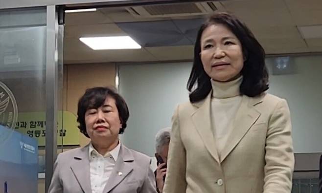 석방된 이진숙 전 방송통신위원장이 4일 오후 서울 영등포경찰서를 나서고 있다. 연합뉴스