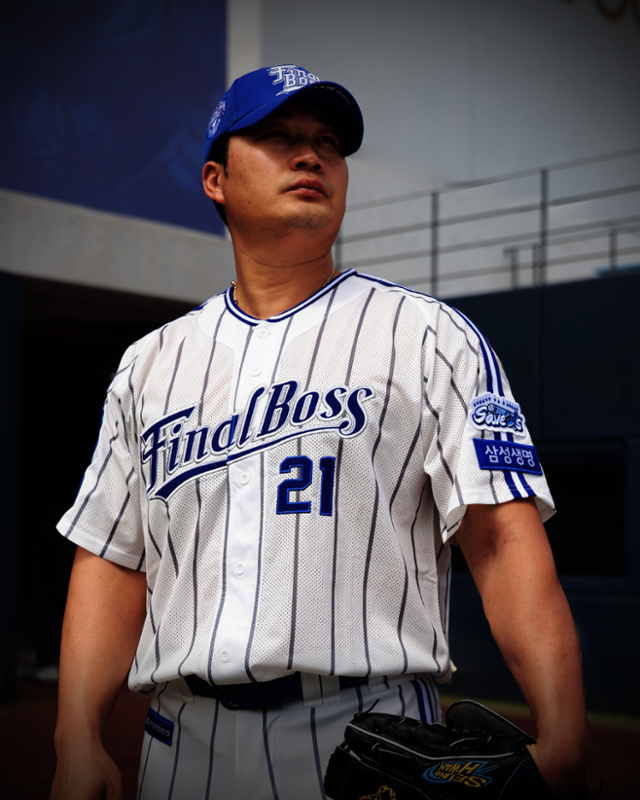 21년의 프로 생활을 마친 '끝판 대장' 오승환이 삼성 구단에 영구결번 '21'을 남기고 정든 마운드와 이별했다. 한국 야구의 모든 세이브 역사를 수립한 오승환이 자신의 별명이 새겨진 '파이널 보스' 유니폼을 입고 포즈를 취하고 있다. 삼성 제공