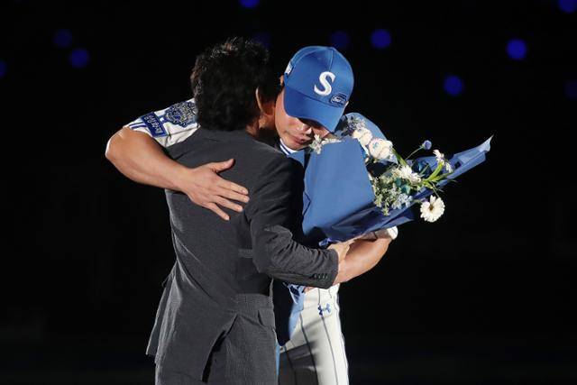 삼성 마무리 투수 오승환이 지난달 30일 대구 삼성라이온즈파크에서 열린 은퇴식에서 아버지와 포옹하고 있다. 대구=뉴스1