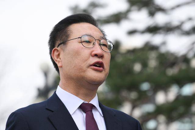 박성재 전 법무부 장관이 3월 18일 오후 서울 종로구 헌법재판소에서 열린 탄핵 심판 첫 변론에 참석하며 입장을 밝히고 있다. 정다빈 기자