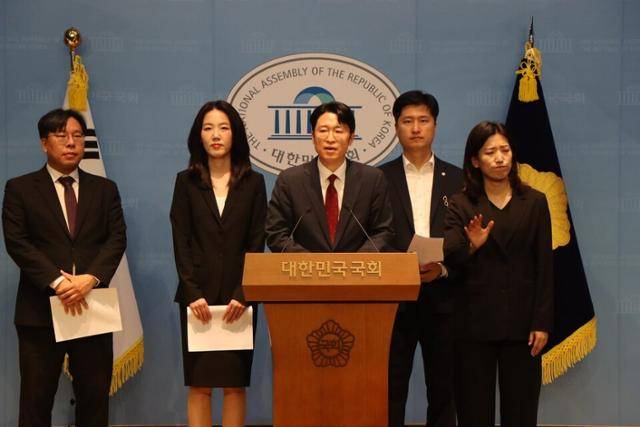 우재준(왼쪽 네 번째) 국민의힘 의원을 비롯해 류제화(세 번째) 국민의힘 세종갑 당협위원장, 김혜란(두 번째) 국민의힘 춘천갑 당협위원장, 박상수 변호사가 지난달 30일 국회에서 한미 관세협상 관련 산업통상자원부장관을 상대로 정보공개거부처분 취소소송을 법원에 제기하는 기자회견을 하고 있다. 우재준 의원실 제공