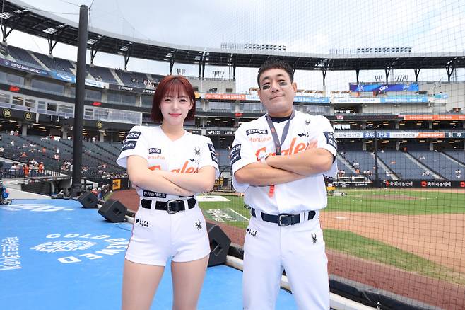 홍창화 단장과 하지원 치어리더(왼쪽). 사진=한화 이글스