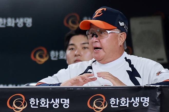 <yonhap photo-4501=""> 작전 지시하는 김경문 감독 (대전=연합뉴스) 신현우 기자 = 27일 대전 한화생명볼파크에서 열린 프로야구 2025 신한 SOL 뱅크 KBO리그 LG 트윈스와 한화 이글스의 경기. 한화 김경문 감독이 작전을 지시하고 있다. 2025.9.27 nowwego@yna.co.kr/2025-09-27 19:14:24/ <저작권자 ⓒ 1980-2025 ㈜연합뉴스. 무단 전재 재배포 금지, AI 학습 및 활용 금지></yonhap>