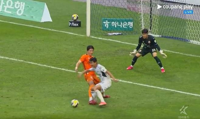 전진우가 제주전에서 발목 쪽을 밟히는 장면. 주심은 페널티킥을 선언하지 않았고, VAR을 가동하지도 않았다. 사진=쿠팡플레이 캡처