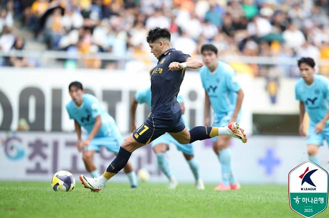 광주 헤이스가 대구전에서 페널티킥을 처리하는 모습. 사진=프로축구연맹