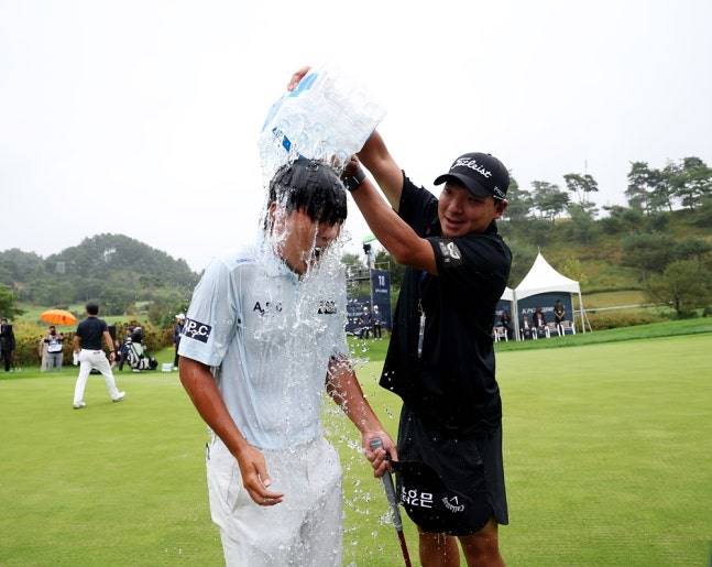 우승 후 물세례를 받는 옥태훈(왼쪽). 사진=KPGA