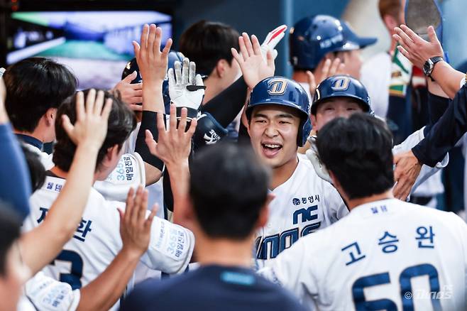 <yonhap photo-3174=""> NC 김휘집 '와일드카드 결정전' 간다 (창원=연합뉴스) 4일 창원NC파크에서 열린 프로야구 2025 신한 SOL 뱅크 KBO리그 SSG 랜더스와 NC 다이노스 경기. 2회 말 무사 1·3루 상황 홈런을 친 NC 8번 김휘집이 더그아웃에서 동료에게 축하받고 있다. 2025.10.4 [NC다이노스 제공. 재판매 DB 금지] image@yna.co.kr/2025-10-04 20:19:35/ <저작권자 ⓒ 1980-2025 ㈜연합뉴스. 무단 전재 재배포 금지, AI 학습 및 활용 금지></yonhap>