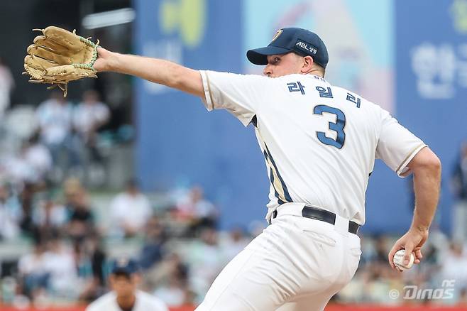 <yonhap photo-3368=""> NC 선발 라일리 톰슨 역투 (창원=연합뉴스) 4일 창원NC파크에서 열린 프로야구 2025 신한 SOL 뱅크 KBO리그 SSG 랜더스와 NC 다이노스 경기. NC 선발 라일리 톰슨이 역투하고 있다. 2025.10.4 [NC다이노스 제공. 재판매 및 DB 금지] image@yna.co.kr/2025-10-04 21:27:16/ <저작권자 ⓒ 1980-2025 ㈜연합뉴스. 무단 전재 재배포 금지, AI 학습 및 활용 금지></yonhap>