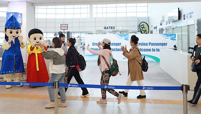 인천항 터미널에서 중국 단체 관광객을 맞이하는 환영행사 현장. (인천항만공사 제공)
