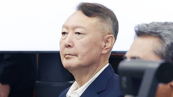 윤석열 전 대통령이 26일 서울 서초구 서울중앙지법에서 열린 특수공무집행방해, 직권남용 권리행사방해 등 혐의 사건 1차 공판에 출석해 있다. 연합뉴스
