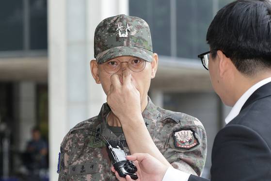 김용대 드론작전사령관이 지난 8월 20일 서울 서초구 서울고등검찰청에 마련된 내란 특검팀 사무실로 조사를 받기 위해 들어서며 취재진의 질의에 답변하고 있다. 뉴스1