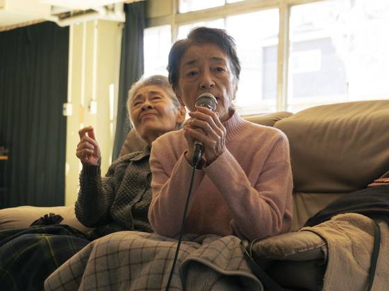 초고령화와 조력사를 화두로 던진 일본영화 ‘플랜75’. [사진 각 제작사]