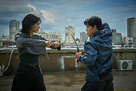 넷플릭스 영화 '사마귀'의 특급 킬러 재이(박규영, 왼쪽)와 한울(임시완).  사진 넷플릭스