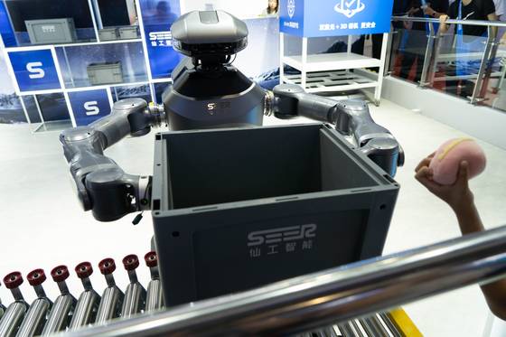 8월 중국에서 열린 2025 세계 로봇 컨퍼런스에 전시된 패키지 분류 로봇. [신화=연합뉴스]