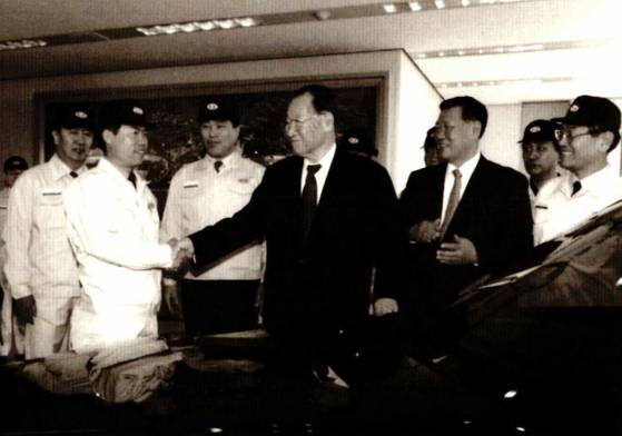 기아자동차 인수 후 1999년 3월 화성공장을 찾은 정주영 명예회장을 정몽구 그룹회장이 수행하고 있다. [사진 김명호 교수의 ‘건설자 정주영’]