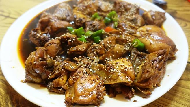 생소한 이름과 달리 익숙한 비주얼의 옹치기. 당면 없는 찜닭 정도로 소개해도 크게 틀리진 않을 것 같다.