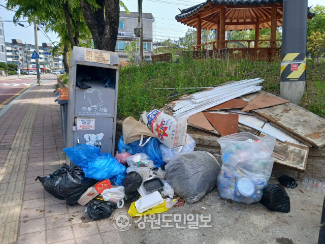 ▲ 주택가 도로변에 쌓인 쓰레기.&nbsp; 강원도민일보 자료사진