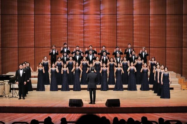 ▲ 춘천시립합창단(상임지휘자 최상윤)이 25일 춘천문화예술회관에서 제124회 정기연주회 ‘합창의 정석’으로 무대에 올랐다.